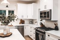 Offre Spéciale Armoires de cuisine modernes au design noir et blanc avec finition laquée sur mesure