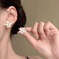 Boucles d'oreilles rétro françaises haut de gamme, fleur blanche simple avec perle et diamant, polyvalentes pour le quotidien, plaquées or
