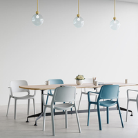 Chaise empilable moderne de jardin extérieur coloré en polypropylène pp Restaurant café chaises de salle à manger chaise en plastique nordique