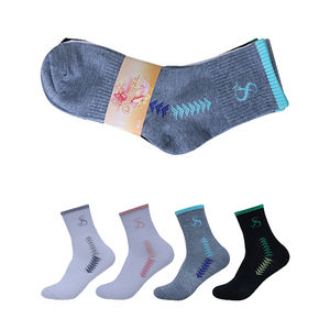 Prezzo Premium di fascia alta quattro stagioni sportive equipaggio calze Logo personalizzato per le donne colore grigio con i modelli di freccia per la vendita - Product Image 1
