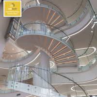 Escaliers flottants ronds en métal et verre, design personnalisé CBMmart, pour l'intérieur, avec rampes en verre trempé laminé.
