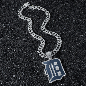 Atacado de Joias: Colar Masculino Hiphop com Pingente Geométrico de Letra Preta em Liga de Zinco e Corrente Cravejada de Diamantes - Product Image 3