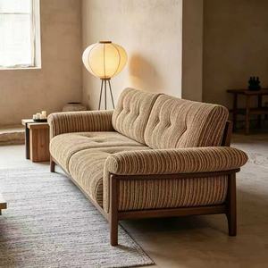 Sofá de Tela Acolchado de Estilo Moderno de Mediados de Siglo, Tres Plazas, Patas de Madera, Brazos Enrollados, Estilo Chesterfield, para Sala de Estar - Product Image 5