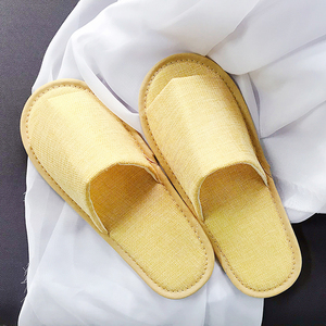 Ciabatte Monouso Personalizzate Gialle con Punta Aperta in Lino con Logo Personalizzato <span class=keywords><strong>per</strong></span> Hotel, Ospedali e Viaggi - Product Image 2