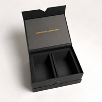 Montre pour homme avec cadran noir et bracelet en cuir, dans un coffret rigide haut de gamme avec logo en feuille d'or et fermeture magnétique