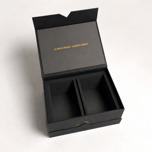 Montre pour homme avec cadran noir et bracelet en cuir, dans un coffret rigide haut de gamme avec logo en feuille d'or et fermeture magnétique - Product Image 4