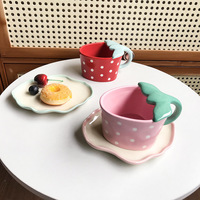 Ensemble tasse et soucoupe à café en céramique, style japonais, inspiré d'Instagram, créatif, mignon, avec motif fraise en relief, design élégant, pour le petit-déjeuner