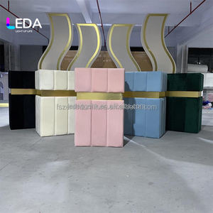 LEDA Nouveau Design Colonnes en Velours Dorées Décoratives pour Mariage, Présentoirs Cylindriques et Socles pour Événements - Product Image 1