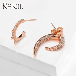 Pendientes de Botón RAKOL EP2 con Zirconia Plateada en Forma de Cuerno, Diseño Asimétrico Único y Exquisito para Mujer, Modernos y Elegantes - Product Image 3