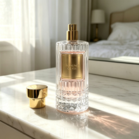 Flacon de parfum élégant en verre strié de 100 ml, fond épais, bouchon en métal doré, couleur personnalisée et étiquette en métal, emballage de luxe à vendre