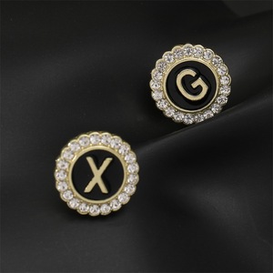 Broche de Aleación con Letra Inglesa del Alfabeto, Diseño de Diamante Redondo, Accesorio Creativo para Trajes de Negocios - Product Image 3