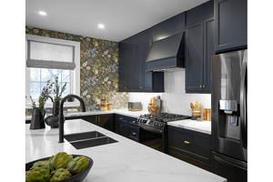 Acogedoras cabañas y casas de campo con madera recuperada y acabados desgastados para crear armarios de cocina cálidos y acogedores - Product Image 4