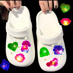 Attaches décoratives lumineuses LED intégrées en caoutchouc sur le thème de la Saint-Valentin pour chaussures et sacs, breloques pour sabots. - Product Image 5