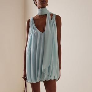 Robe mini en mousseline de soie <span class=keywords><strong>bleu</strong></span> clair froncée à ourlet bouffant, col halter, ceinture à nouer, dos nu en V profond, coupe ample et fluide, idéale pour les vacances et les soirées - Product Image 2