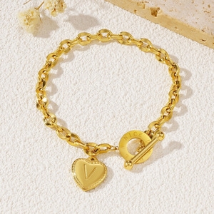 Pulsera de Acero Inoxidable Chapada en Oro de 18K con Cierre OT y Letras - Pulsera de Moda para Mujer con Colgante de 26 Letras - Venta al por Mayor - Product Image 4