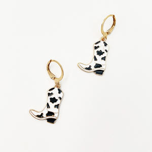 Pendientes colgantes de <span class=keywords><strong>botas</strong></span> Texas esmaltadas con estampado de vaca en blanco y negro para <span class=keywords><strong>mujer</strong></span>, pendientes de aro para <span class=keywords><strong>botas</strong></span> de vaquera negra occidental - Product Image 2
