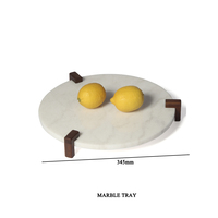 Plateau de service rond en marbre VOLAKAS avec support en rotin, design moderne et luxueux, personnalisable avec logo, pour salon et salle de bain