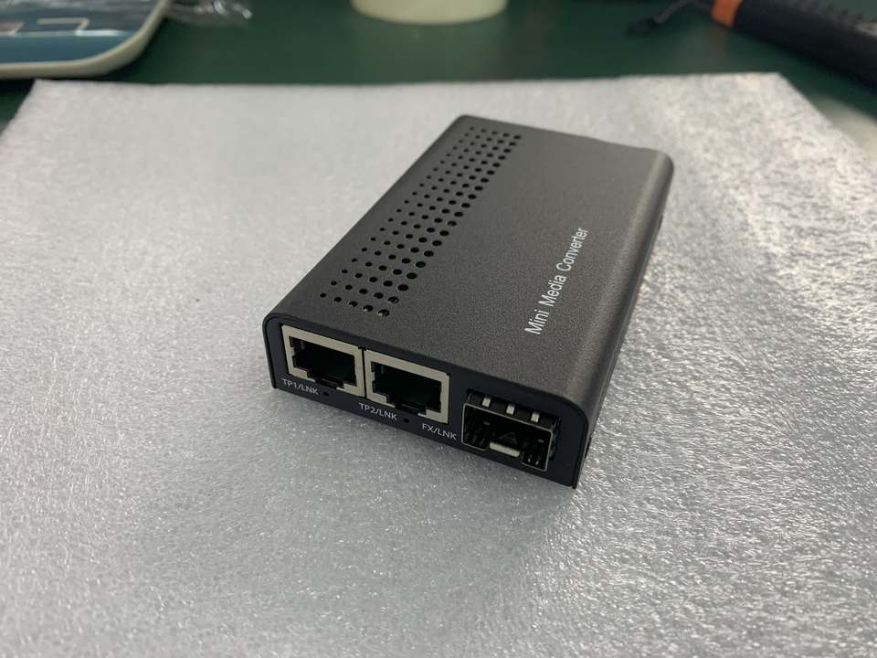Mini 2x 10/100/1000Base-T RJ45 to 1x 1000Base-X SFP Slot Gigabit Ethernet Media Converter