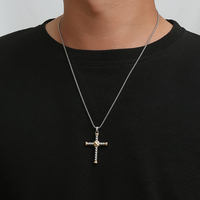 Collier pour hommes chrétiens avec pendentif croix en acier inoxydable plaqué or à la mode