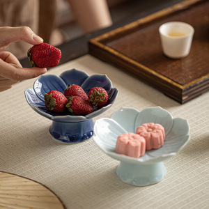 Assiette à fruits en porcelaine de style chinois en forme de fleur, base haute, pour servir des desserts lors de réceptions de thé - Product Image 1