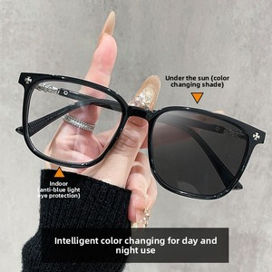 Nuevas <span class=keywords><strong>Gafas</strong></span> de Sol <span class=keywords><strong>Cuadradas</strong></span> para <span class=keywords><strong>Mujer</strong></span> con Protección Anti-Luz Azul, Efecto Adelgazante, Lentes Planas que Cambian de Color, Estilo de Alta Gama - Product Image 1