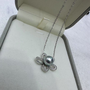 สร้อยคอไข่มุกมาอะโกยะจากน้ำทะเล พร้อมสายโซ่เงินแท้ประดับกลีบดอกไม้ ขนาด 8-9 มม. สีเงิน-ฟ้า พรีเมียม พร้อมจี้และชาร์ม - Product Image 3