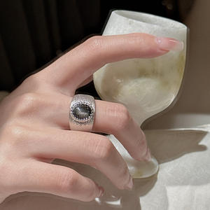Bague en argent pur S925 avec pierre scintillante, design minimaliste élégant, incrustation de style industriel médiéval avec diamant taillé - Product Image 2