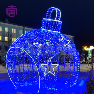Décoration d'arche de Noël géante en forme de globe, créant un passage 3D immersif pour les espaces publics festifs - Product Image 2