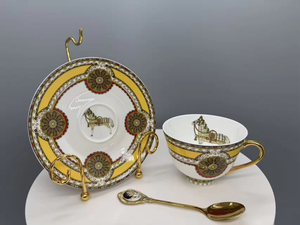 Service à thé et à café en porcelaine fine avec motifs arabes. La tasse est ornée d'un bord doré pour rehausser son aspect luxueux et élégant. - Product Image 3