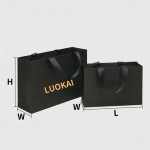 Sac cadeau noir personnalisé en papier kraft de luxe de haute qualité avec poignée en ruban, recyclable, pour vêtements et chaussettes, vente en gros d'usine - Product Image 1
