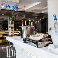 Ensemble de comptoir de bar avec évier en pierre blanche à motifs gravés rétroéclairés, design personnalisé, respectueux de l'environnement, pour boîte de nuit, hôtel