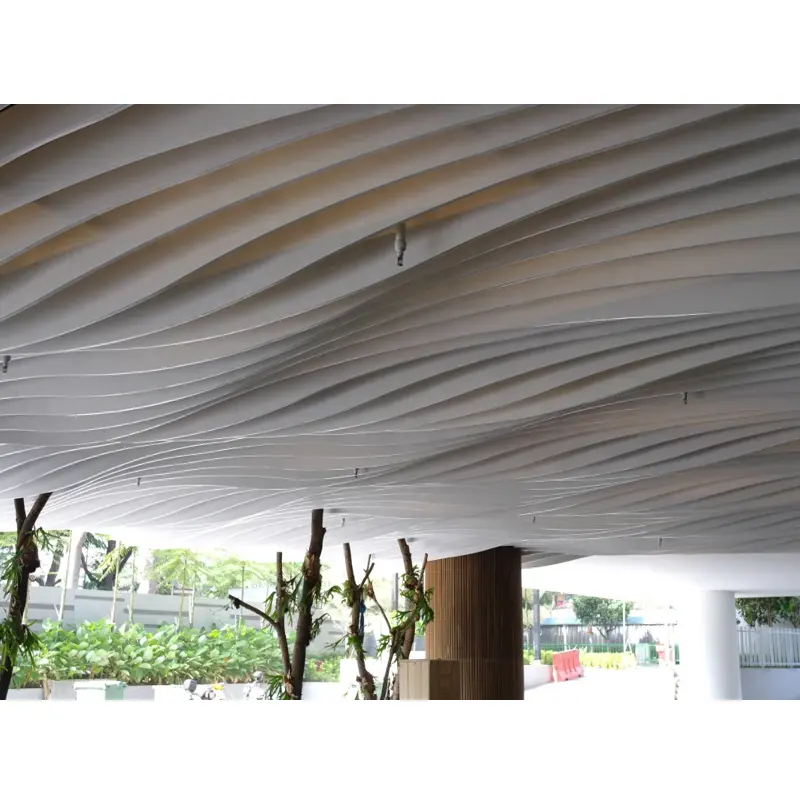 Materiale da costruzione in metallo controsoffitti artistici estrusi sospesi in metallo pannello del soffitto del deflettore della striscia sospesa