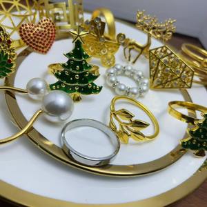 Großhandel Gold Silber Amerikanischer Stil Langlebige Umweltfreundliche Edelstahl Weihnachtsbaum Serviettenringe Eleganter Esstisch - Product Image 2
