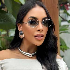 Gafas de Sol Cuadradas de Metal Retro de Moda 2025 con Logotipo Personalizado para Hombre y Mujer, Gafas de Sol Pequeñas de Aleación con Protección UV400 para Mujer - Product Image 1