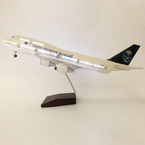 Modèle d'avion en résine Boeing B747 de <span class=keywords><strong>Saudi</strong></span> Arabian <span class=keywords><strong>Airlines</strong></span> à l'échelle 1/150, 47 cm, avec LED et train d'atterrissage, objet de collection - Product Image 1