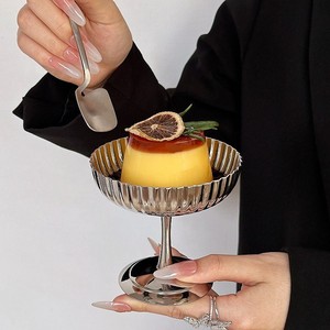 Coupe à dessert cannelée en acier inoxydable, gobelet métallique sur pied pour cocktails, glaces et mousses - Product Image 1