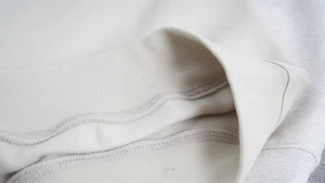 Felpa con Cappuccio da Uomo 1977 Essentials di Alta Qualità, 100% Cotone, <span class=keywords><strong>Fear</strong></span> of Winter God 1.1, Colore Dark Oatmeal con Stampa in Rilievo - Product Image 4