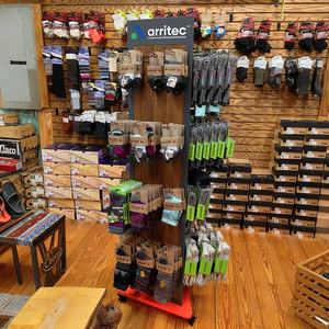 Exhibidor de Calcetines de Doble Cara para Tiendas Minoristas, Exhibidor de Calcetines de Madera para Piso, Exhibidor de Calcetines con Ganchos de Metal - Product Image 1