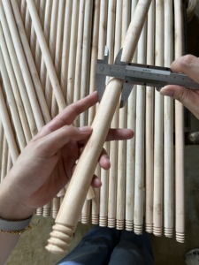 Venta al por mayor de mangos de escoba de madera natural para barrer y limpiar el hogar - Product Image 5