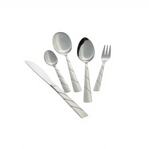 Ensemble de couverts en acier inoxydable 4 pièces avec un design royal classique et des couverts polis miroir pour la restauration, l'hôtellerie, la vente en gros - Product Image 5