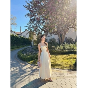 Robe longue élégante et minimaliste pour femme, coupe trapèze, en satin uni tissé, à fines bretelles, avec fentes, idéale pour soirée ou demoiselle d'honneur - Grande Vente - Product Image 1