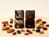 Barres de chocolat noir aux noix, aux amandes, aux canneberges, aux raisins secs, aux fruits et aux noix, en-cas chocolatés aux fruits et aux noix