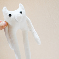 Peluche Monstre Minimaliste Premium à Jambes Longues Personnalisable à Faible MOQ – Cadeau Idéal pour Amis
