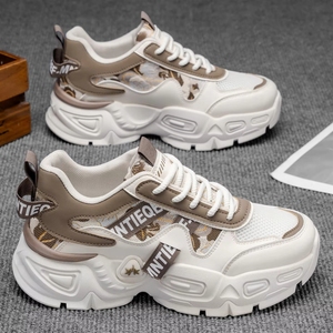 <span class=keywords><strong>Sneakers</strong></span> da <span class=keywords><strong>uomo</strong></span> bianche con <span class=keywords><strong>suola</strong></span> spessa, inserti in rete nera e design stampato, scarpe alla moda stile papà per un look casual. - Product Image 2