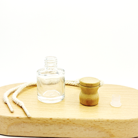 Flacon de parfum de voiture en verre transparent de luxe 8 ml, personnalisable avec logo, bouchon à vis, corde de suspension, emballage en bois, marque ZY