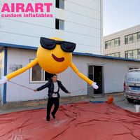 Ballon gonflable jaune en forme de dessin animé avec décoration de lunettes noires