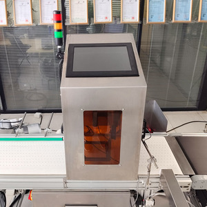 Machine d'inspection de codes de date et de codes QR en ligne : 360 °   Système de numérisation par caméra, comparaison avec les données maîtresses, rejet pneumatique pour les lignes de production - Product Image 3