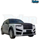 Pour améliorer le Rolls-Royce Cullinan avec un kit carrosserie Mansory en fibre de carbone, doté de deux sorties d'échappement sur chaque côté.