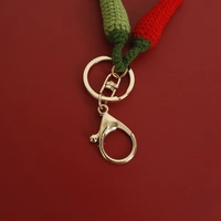 Le petit pendentif en forme de piment tissé à la main de Bubagxiangyu et l'exquis porte-clés en laine Zhi Nu en forme de petit piment.