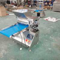 Automatische vulling en vormgeving van fudge, handmatige afzetmachine voor chocolade snoepjes en gummyberen.